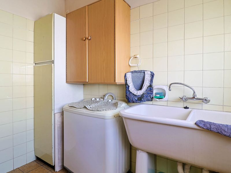 Room to Grow: 5-Bedroom Entertainer in Prime Location - Photo 9