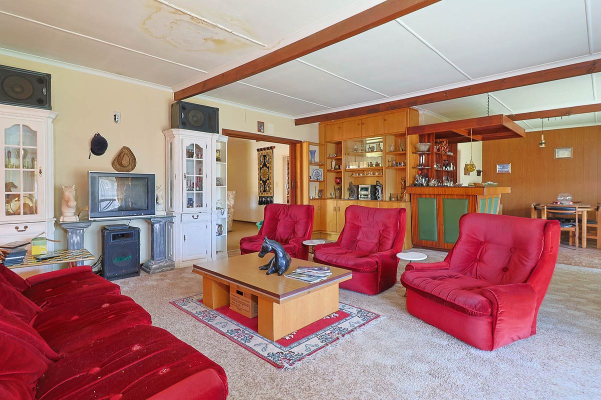 Room to Grow: 5-Bedroom Entertainer in Prime Location - Photo 5