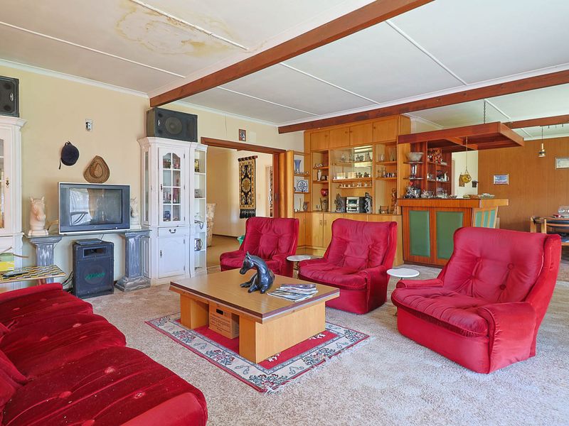 Room to Grow: 5-Bedroom Entertainer in Prime Location - Photo 5