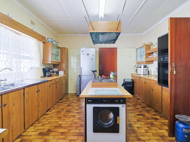 Room to Grow: 5-Bedroom Entertainer in Prime Location - Photo 7
