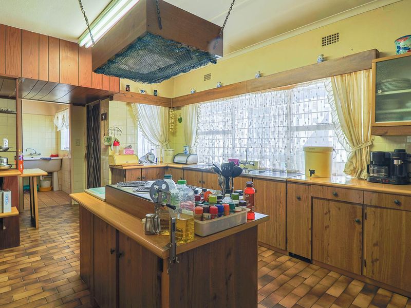 Room to Grow: 5-Bedroom Entertainer in Prime Location - Photo 8