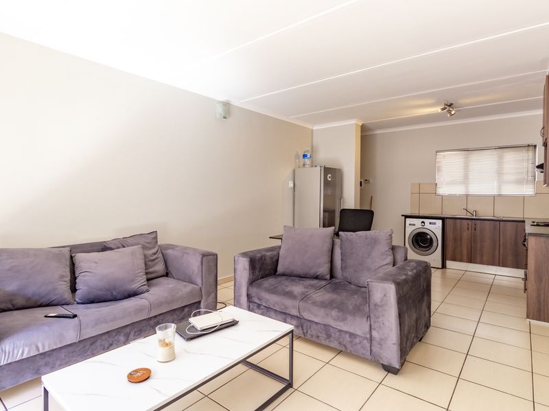 Charming 2-Bedroom Apartment in Prime Location - Photo 4