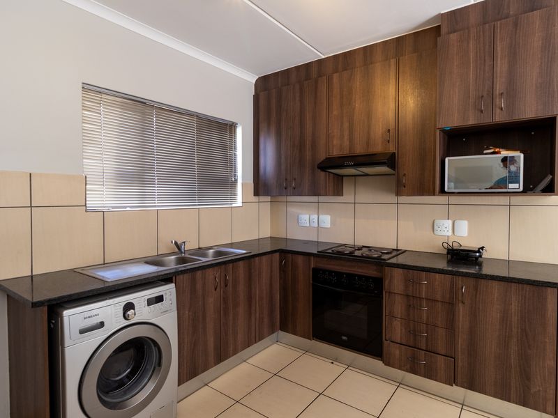 Charming 2-Bedroom Apartment in Prime Location - Photo 2