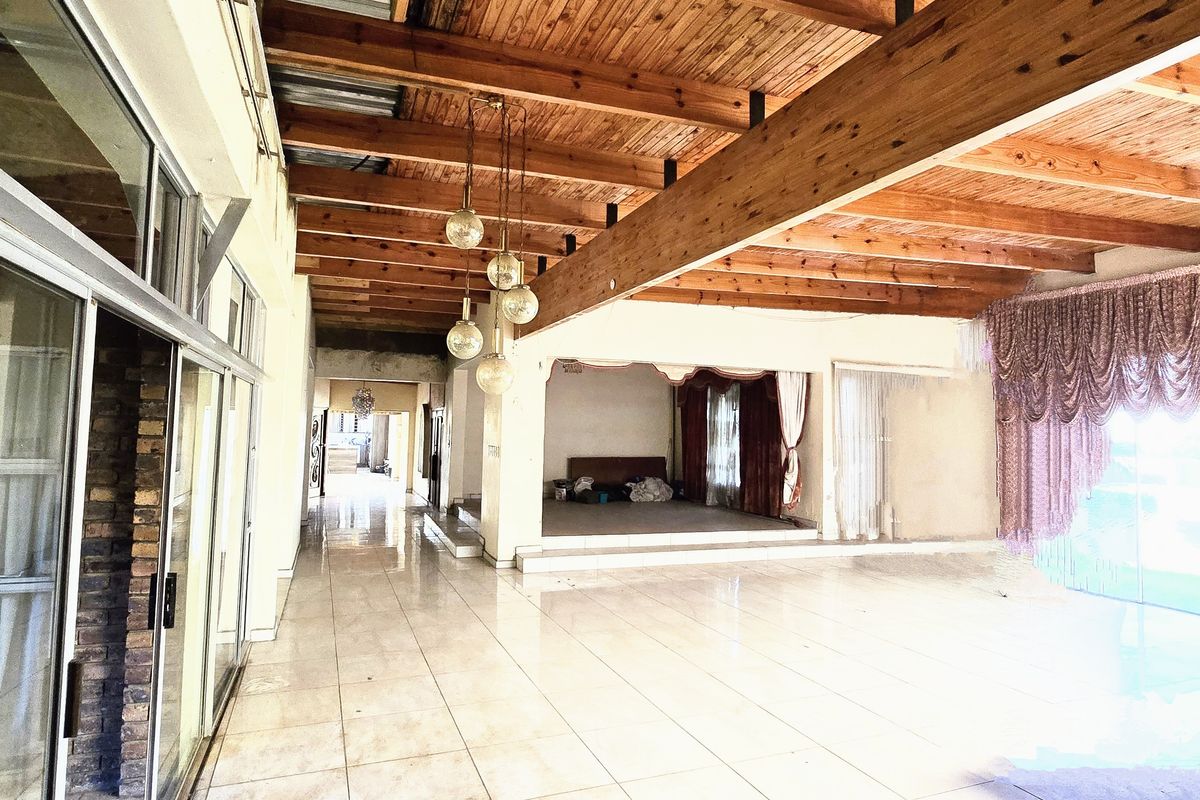 Grand Estate: Luxurious 10-Bedroom Residence with 5 Car Garages. - Photo 5