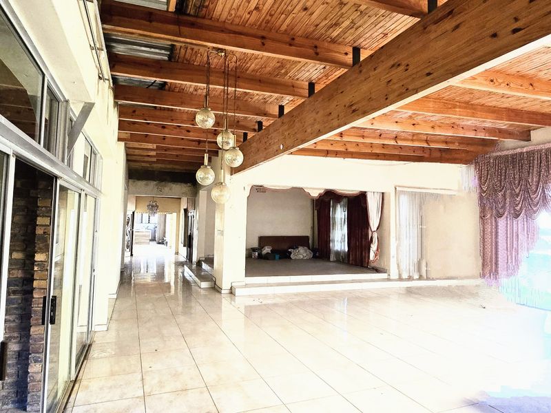 Grand Estate: Luxurious 10-Bedroom Residence with 5 Car Garages. - Photo 5