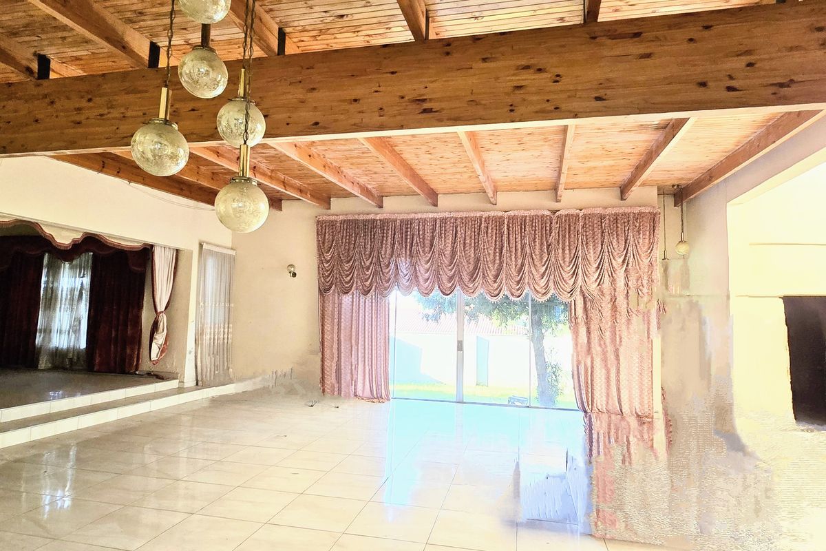 Grand Estate: Luxurious 10-Bedroom Residence with 5 Car Garages. - Photo 2