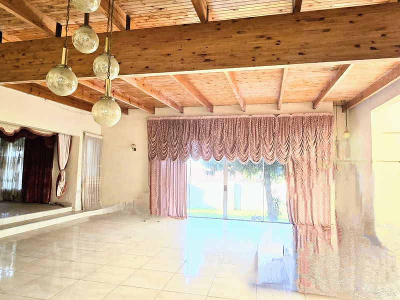 Grand Estate: Luxurious 10-Bedroom Residence with 5 Car Garages. - Photo 2