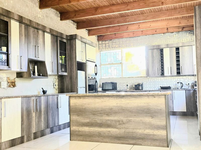 Grand Estate: Luxurious 10-Bedroom Residence with 5 Car Garages. - Photo 10