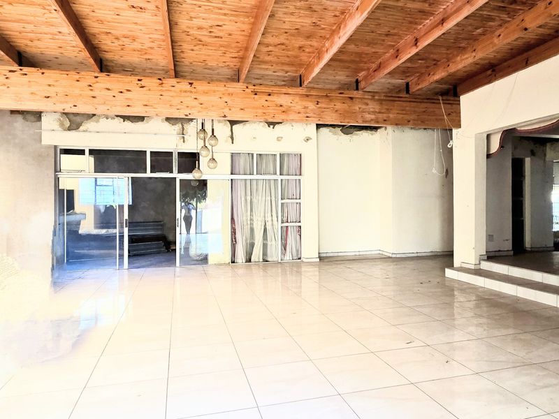 Grand Estate: Luxurious 10-Bedroom Residence with 5 Car Garages. - Photo 8