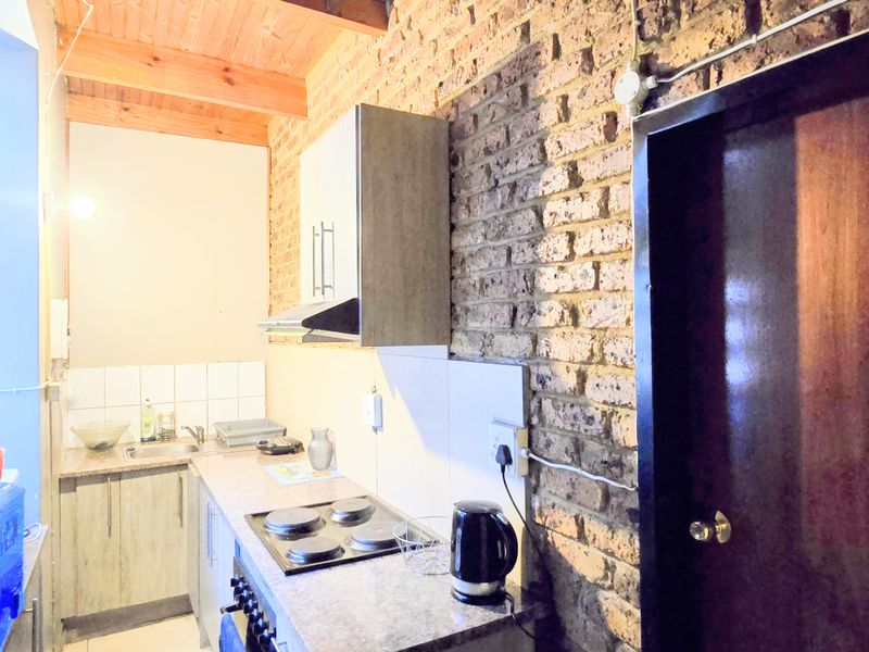 Grand Estate: Luxurious 10-Bedroom Residence with 5 Car Garages. - Photo 9