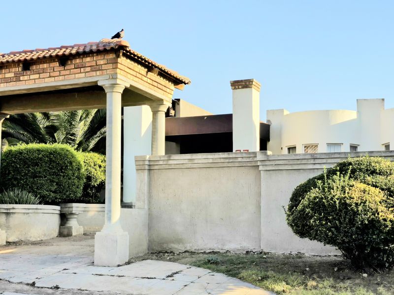 Grand Estate: Luxurious 10-Bedroom Residence with 5 Car Garages. - Photo 6