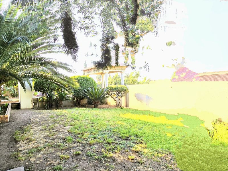 Grand Estate: Luxurious 10-Bedroom Residence with 5 Car Garages. - Photo 7