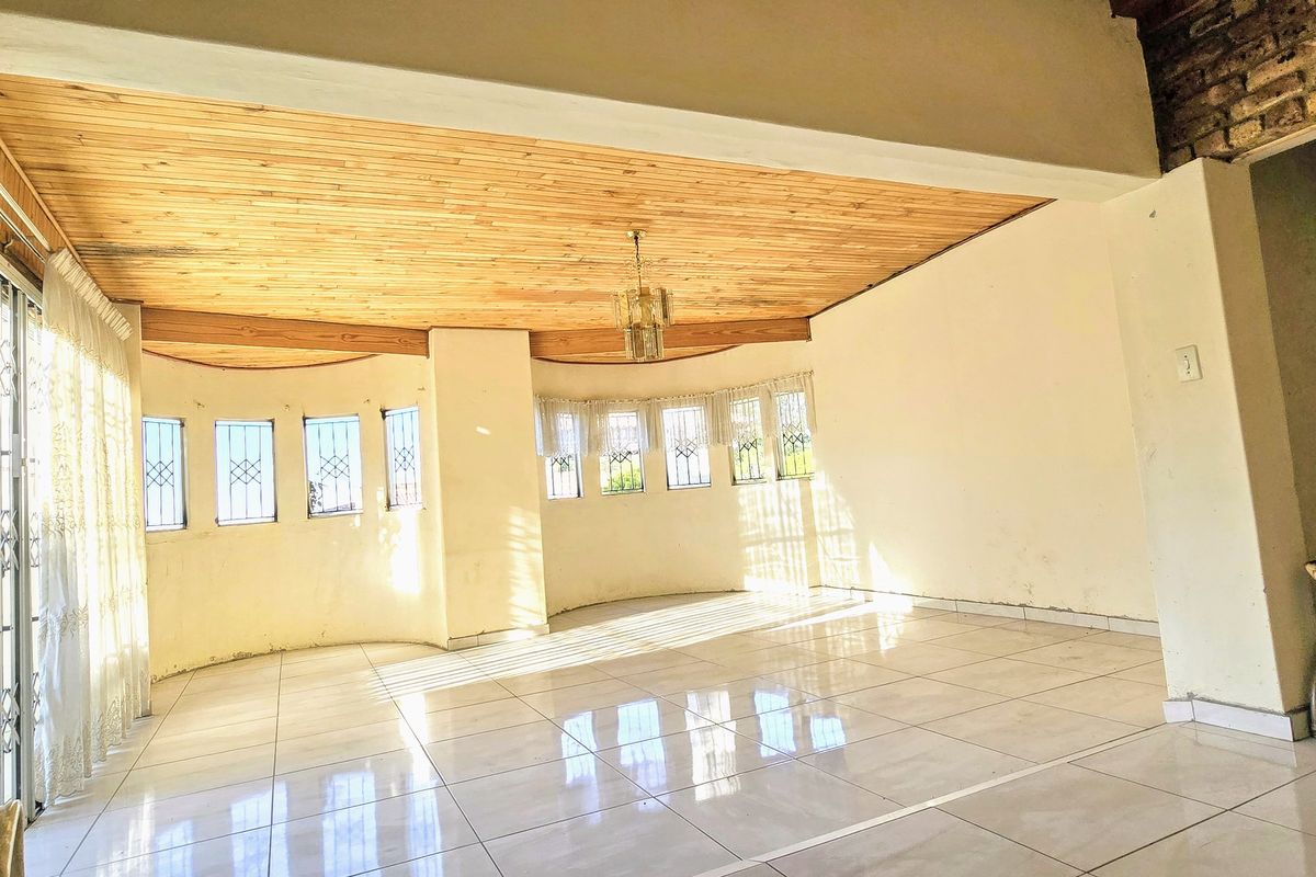 Grand Estate: Luxurious 10-Bedroom Residence with 5 Car Garages. - Photo 3