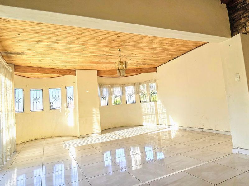 Grand Estate: Luxurious 10-Bedroom Residence with 5 Car Garages. - Photo 3