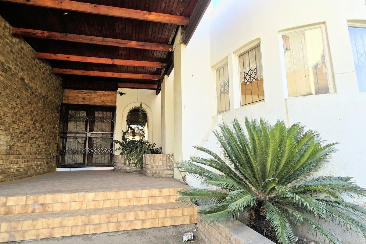 Grand Estate: Luxurious 10-Bedroom Residence with 5 Car Garages. - Photo 4