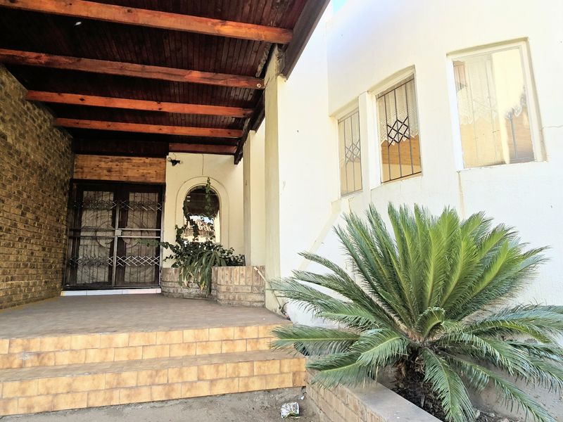 Grand Estate: Luxurious 10-Bedroom Residence with 5 Car Garages. - Photo 4