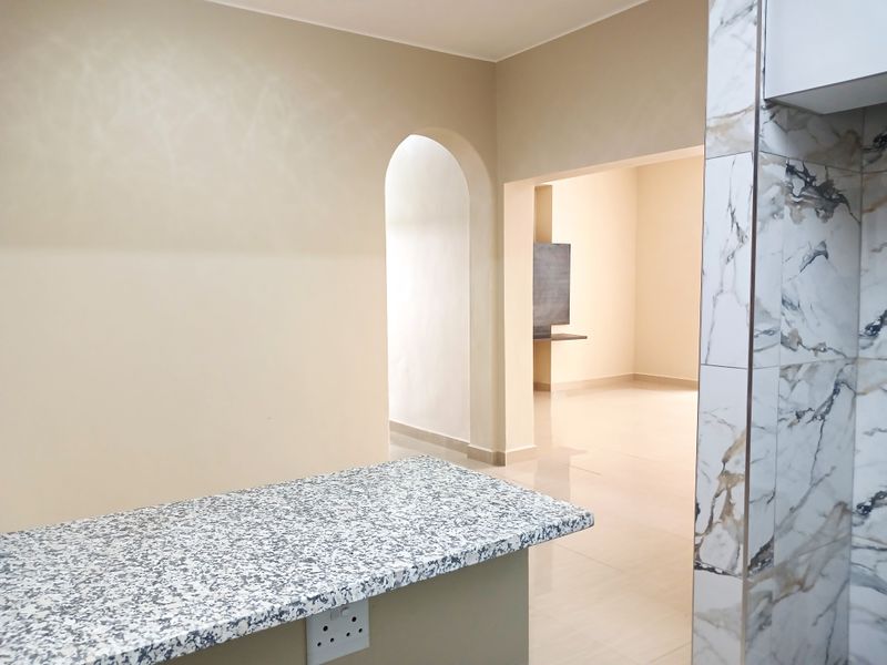 REFUBISHED 2.5 BEDROOM FRONTLINE FLAT MARINE PARADE DURBAN - Photo 2