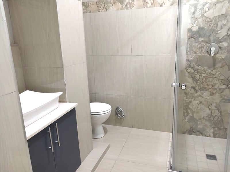 REFUBISHED 2.5 BEDROOM FRONTLINE FLAT MARINE PARADE DURBAN - Photo 7