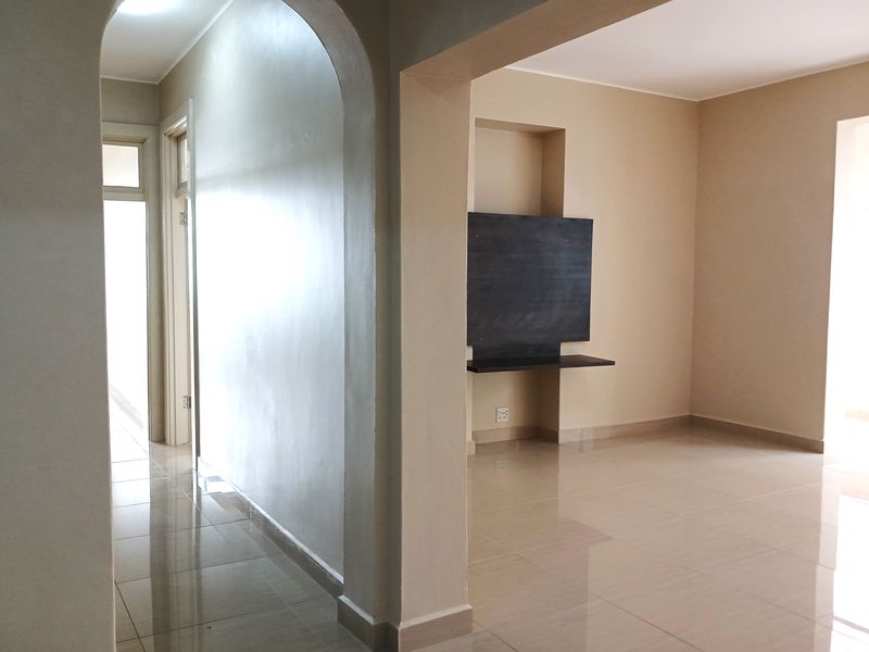 REFUBISHED 2.5 BEDROOM FRONTLINE FLAT MARINE PARADE DURBAN - Photo 3