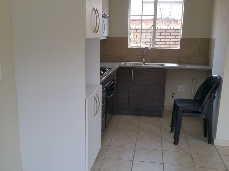 Upmarket two bedroom duplex - Photo 4