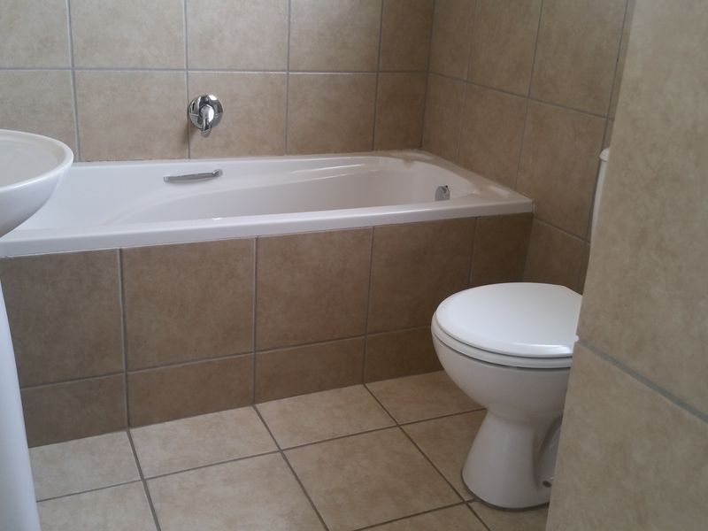 Upmarket two bedroom duplex - Photo 7