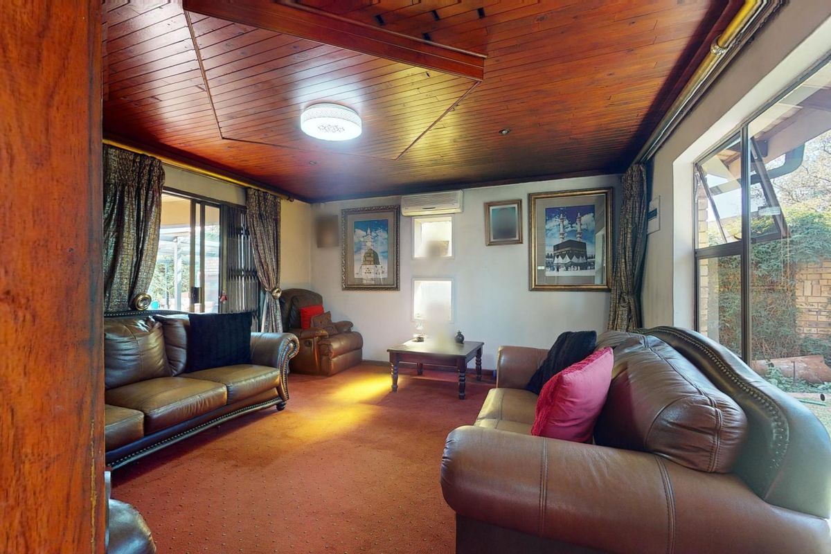 Spacious 6-Bedroom Family Home with Pool and Ample Parking in Van Der Hoff Park - Photo 5