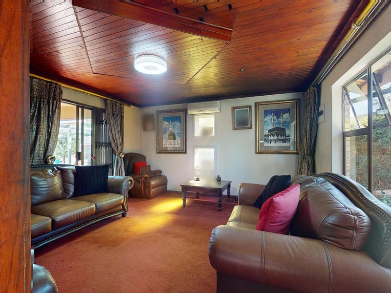 Spacious 6-Bedroom Family Home with Pool and Ample Parking in Van Der Hoff Park - Photo 5