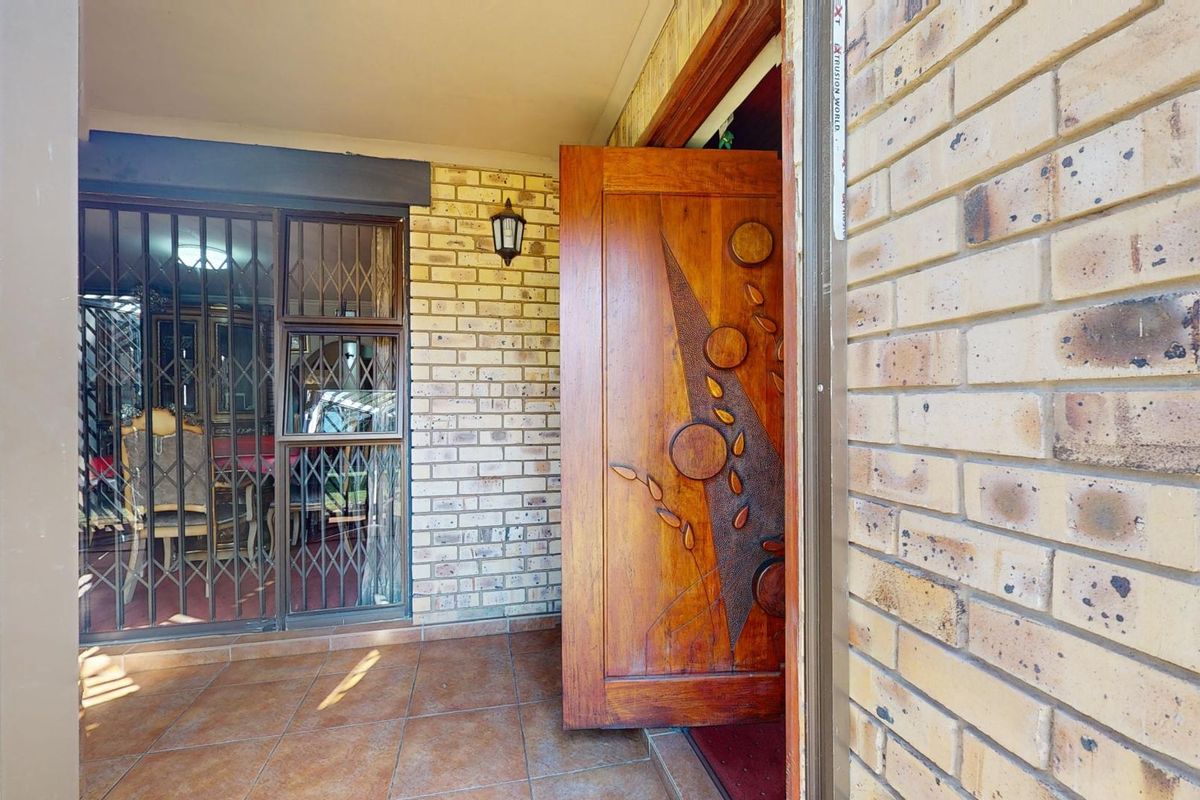 Spacious 6-Bedroom Family Home with Pool and Ample Parking in Van Der Hoff Park - Photo 4