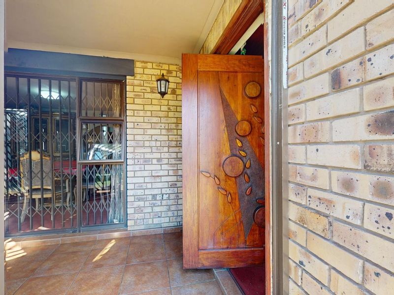 Spacious 6-Bedroom Family Home with Pool and Ample Parking in Van Der Hoff Park - Photo 4