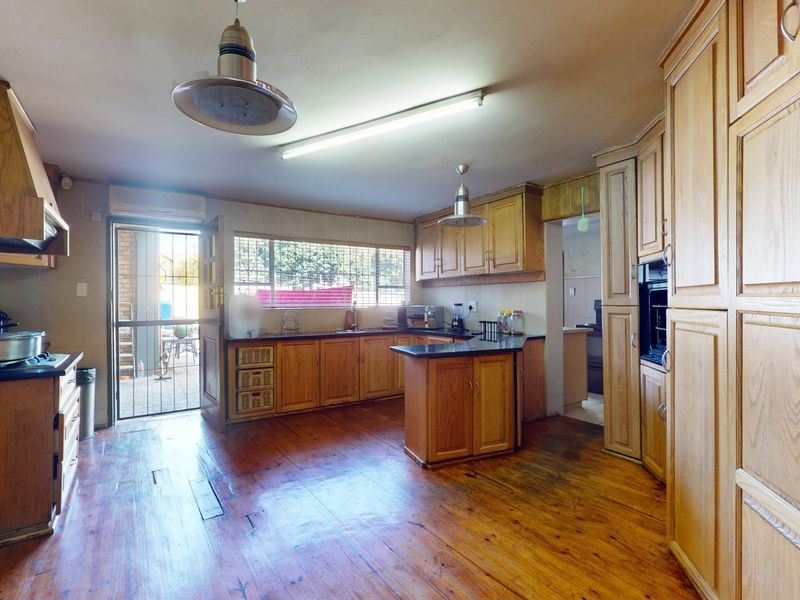 Spacious 6-Bedroom Family Home with Pool and Ample Parking in Van Der Hoff Park - Photo 9