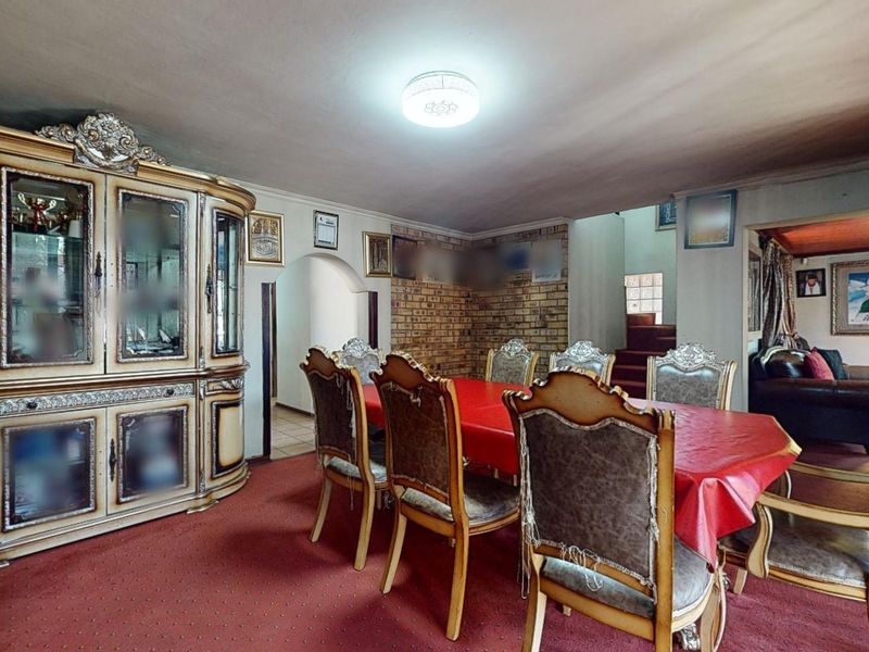 Spacious 6-Bedroom Family Home with Pool and Ample Parking in Van Der Hoff Park - Photo 8