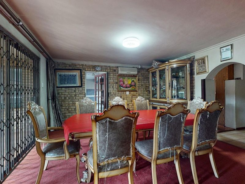 Spacious 6-Bedroom Family Home with Pool and Ample Parking in Van Der Hoff Park - Photo 7