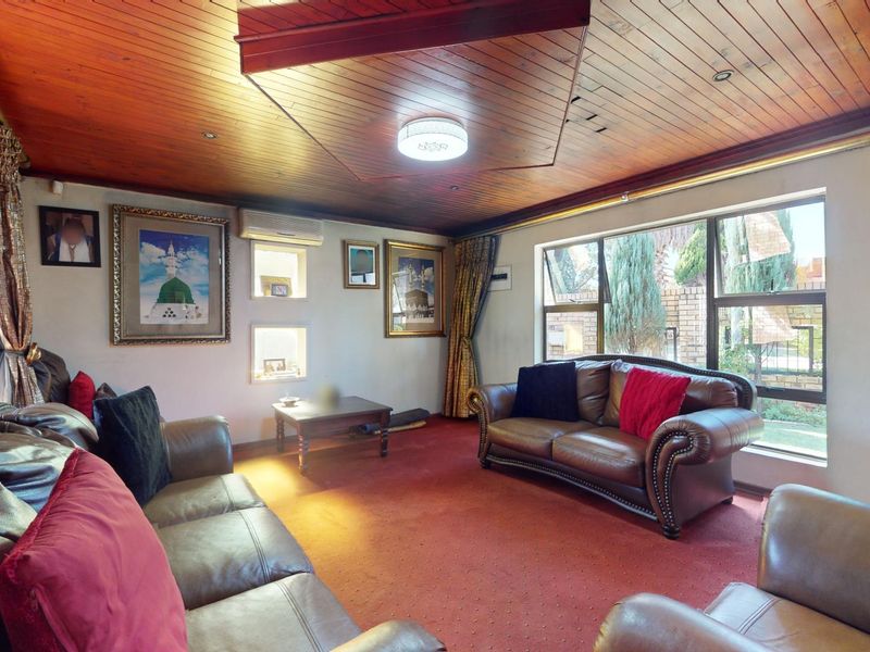 Spacious 6-Bedroom Family Home with Pool and Ample Parking in Van Der Hoff Park - Photo 6