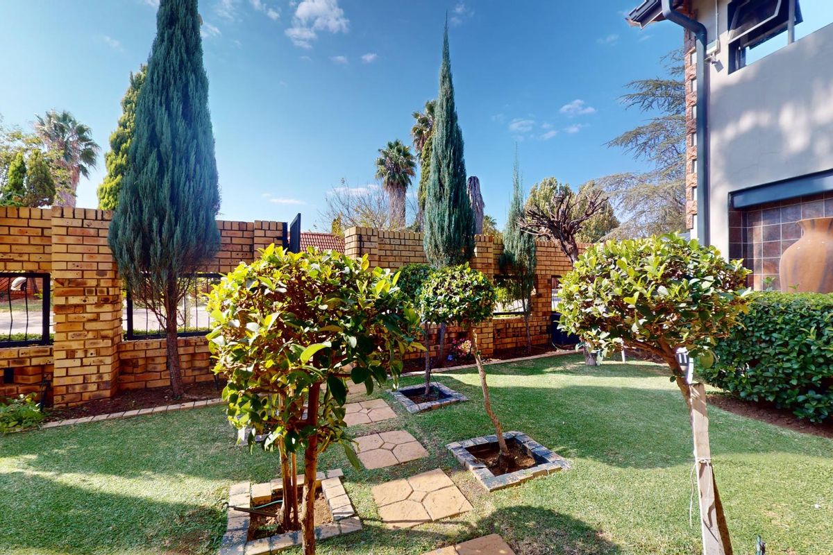 Spacious 6-Bedroom Family Home with Pool and Ample Parking in Van Der Hoff Park - Photo 3