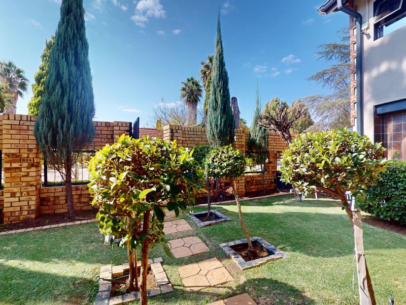 Spacious 6-Bedroom Family Home with Pool and Ample Parking in Van Der Hoff Park - Photo 3