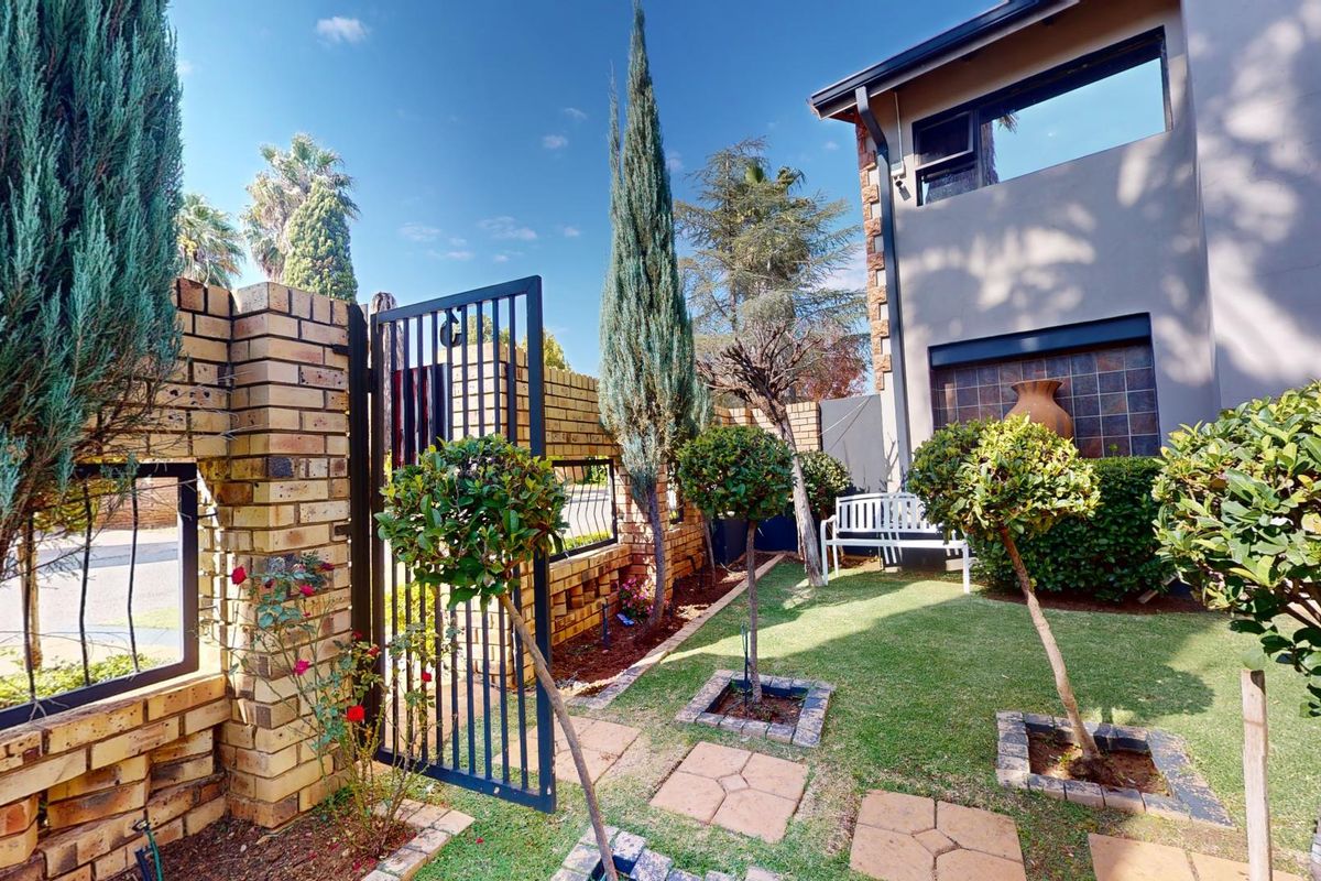 Spacious 6-Bedroom Family Home with Pool and Ample Parking in Van Der Hoff Park - Photo 2