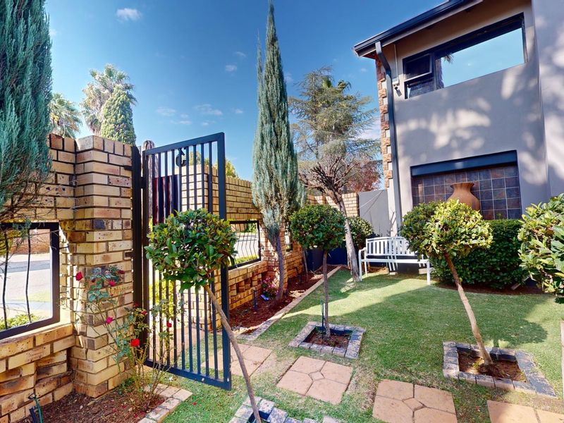 Spacious 6-Bedroom Family Home with Pool and Ample Parking in Van Der Hoff Park - Photo 2