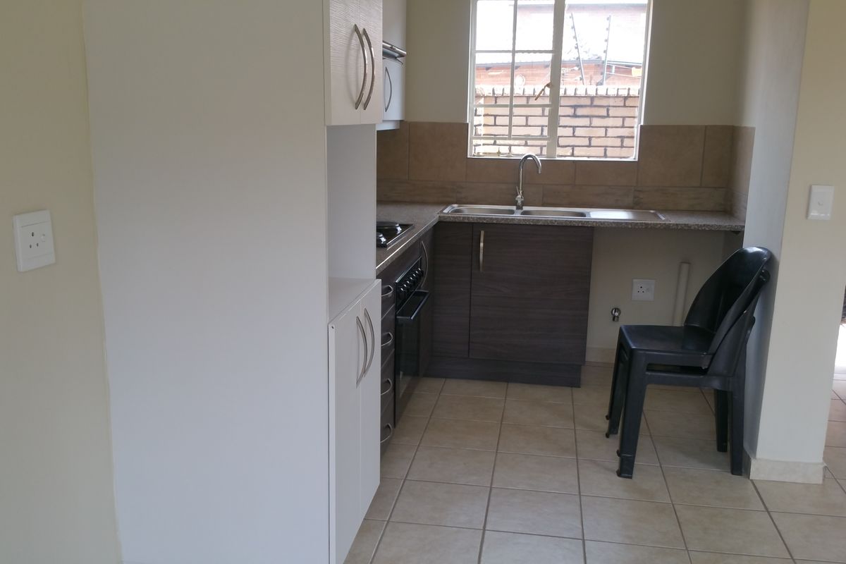 Modern two bedroom duplex - Photo 3