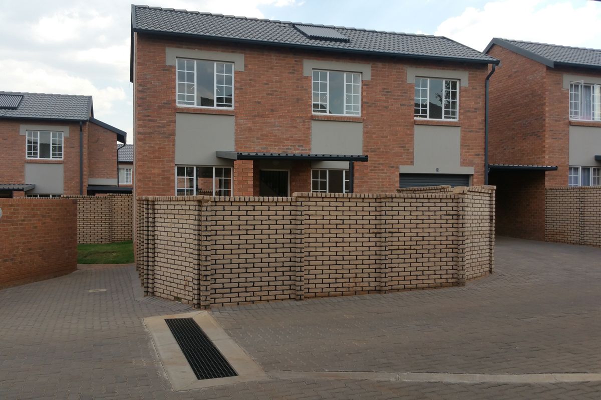 Upmarket three bedroom townhouse - Photo 2