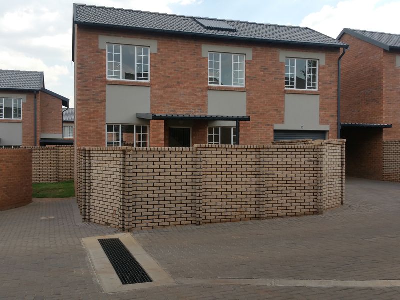 Upmarket three bedroom townhouse - Photo 2