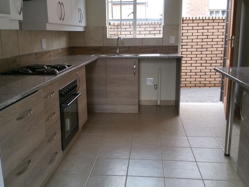 Upmarket three bedroom townhouse - Photo 7