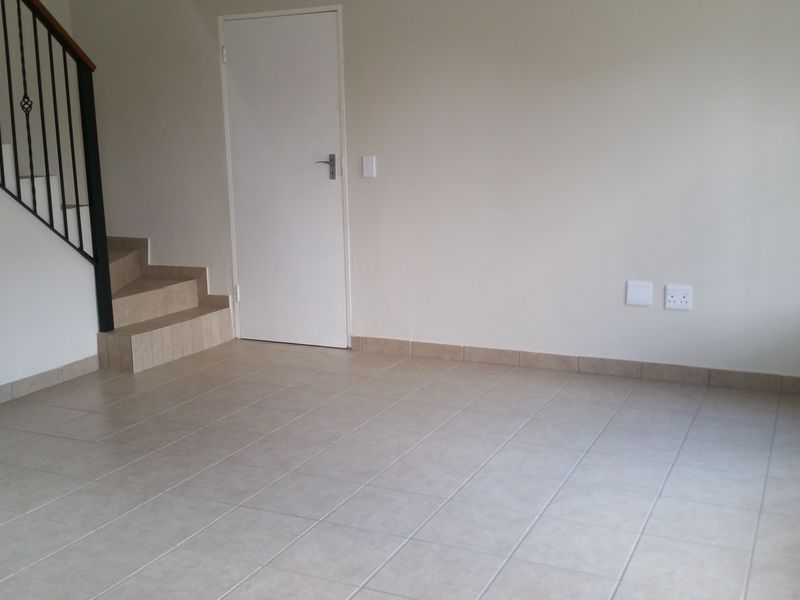 Upmarket three bedroom townhouse - Photo 8