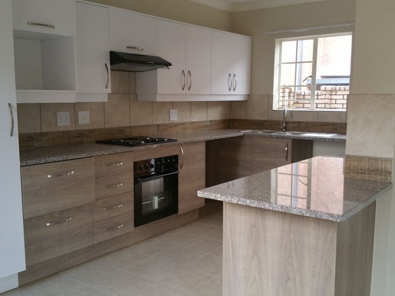 Upmarket three bedroom townhouse - Photo 6