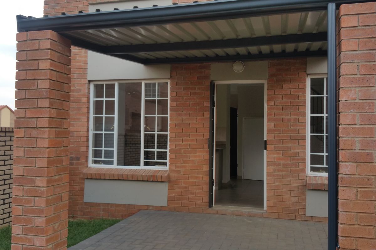 Upmarket three bedroom townhouse - Photo 5