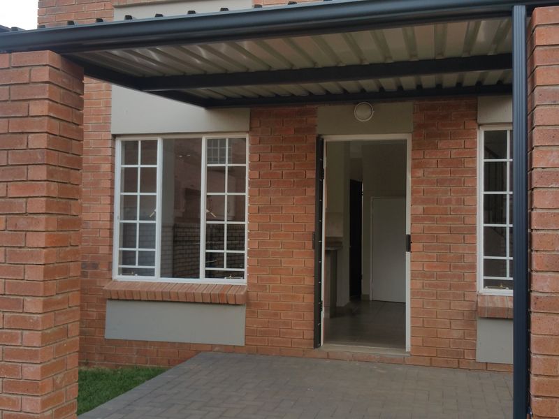 Upmarket three bedroom townhouse - Photo 5