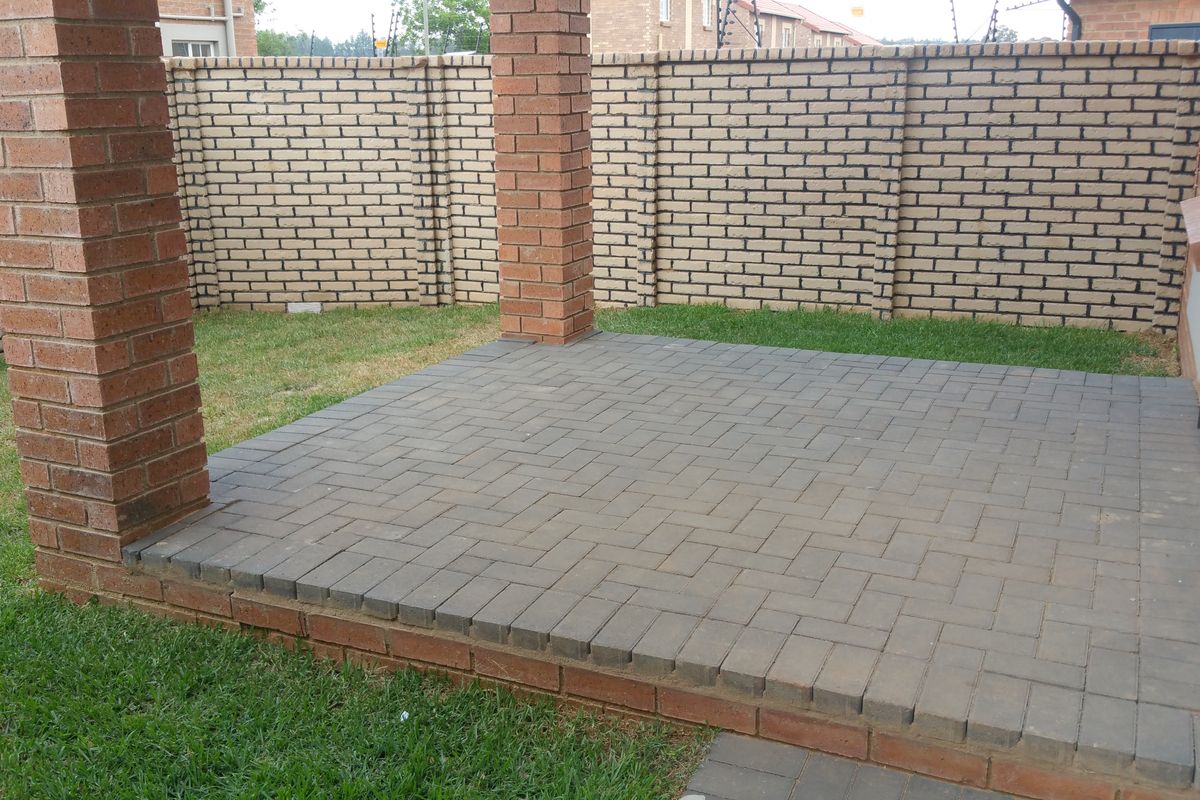 Upmarket three bedroom townhouse - Photo 4