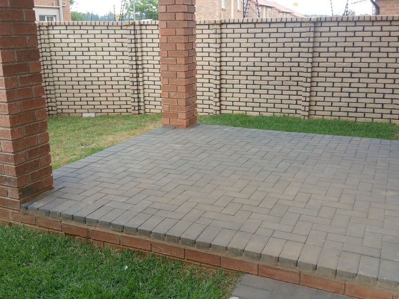 Upmarket three bedroom townhouse - Photo 4