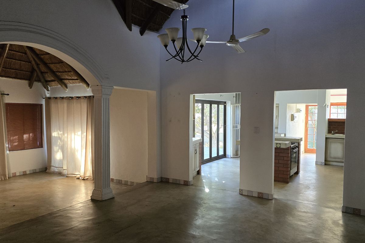 Arty and creative family home - Photo 2
