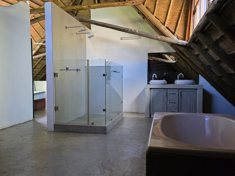 Arty and creative family home - Photo 10