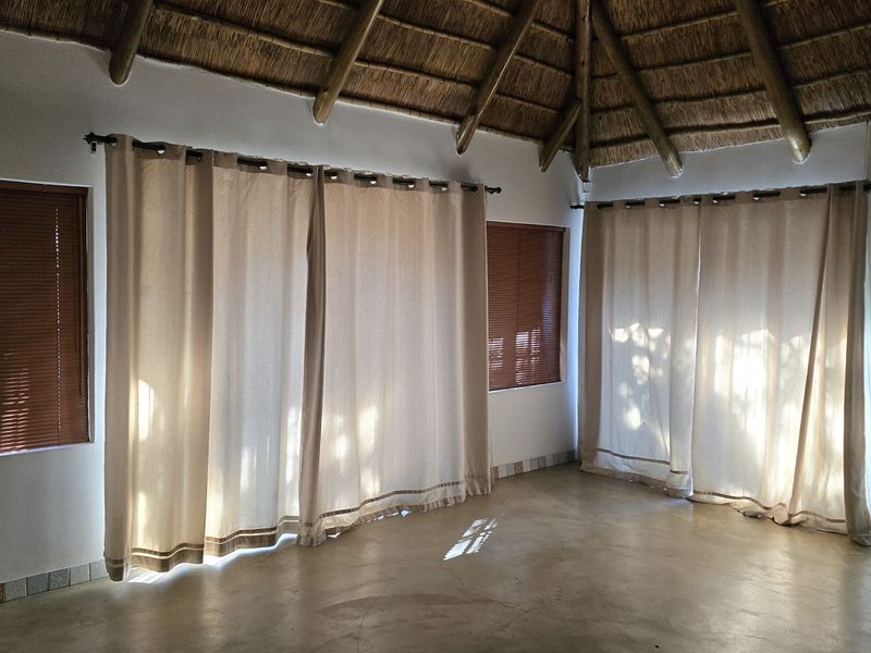 Arty and creative family home - Photo 3